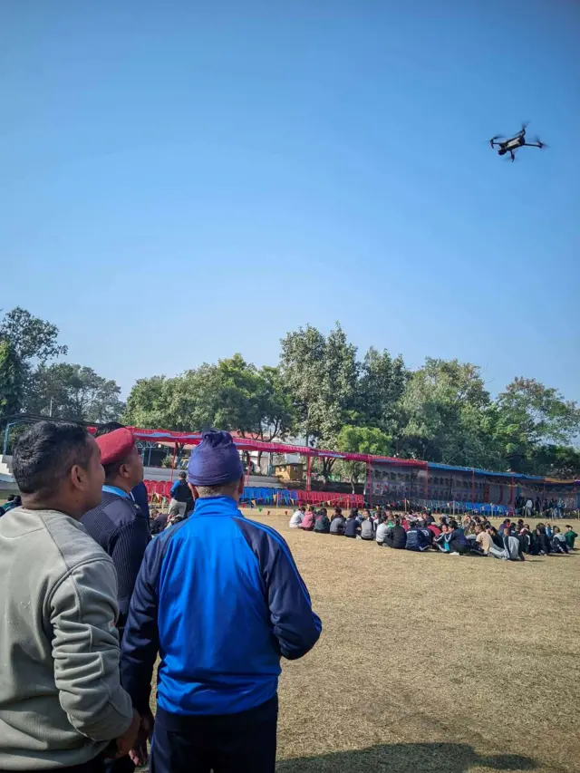 बुटवलस्थित प्रहरी तालिम केन्द्रमा ड्रोन उडाउँदै र त्यसको अवलोकन गर्दै केही प्रहरी अधिकारीहरू। 