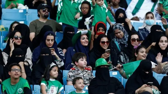 Mujeres en un estadio en Riad.