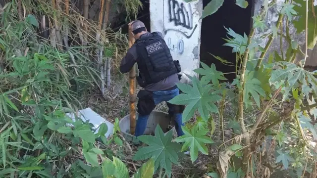 Polícia Civil fez buscas no Complexo do Castelar em busca de informações que possam levar a meninos desaparecidos