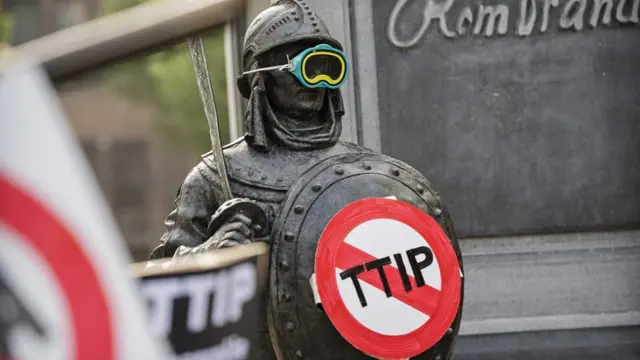 Протест в Амстердаме против Трансатлантического соглашения о партнерстве в области торговли и инвестиций между ЕС и США