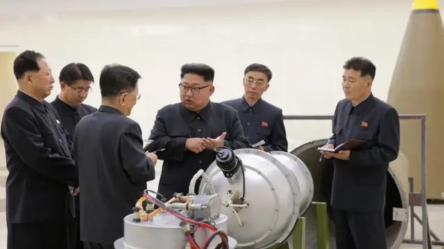 金正恩巡視核武器研究所（朝中社2017年9月3日發放照片）