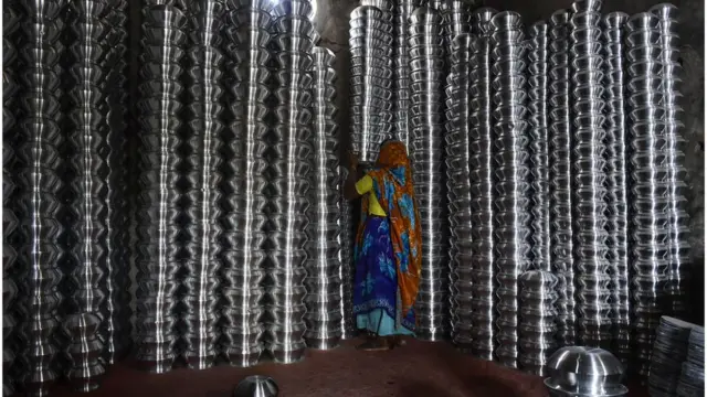 ঢাকায় এক অ্যালুমিনিয়াম কারখানায় নারী শ্রমিক।