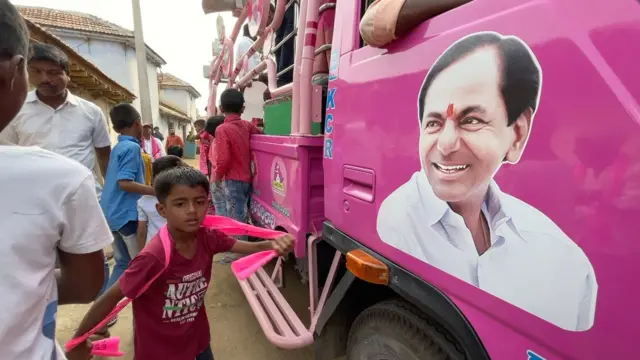 तेलंगणा अस्मितेचा मुद्दा या निवडणुकीत महत्वाचा अंत:प्रवाह आहे आणि त्याच्याशी केसीआर झगडत आहेत. 