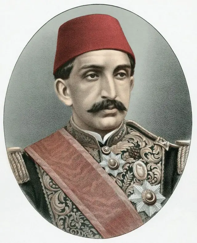 Abdul Hamid II con un uniforme militar y una banda roja atravesada