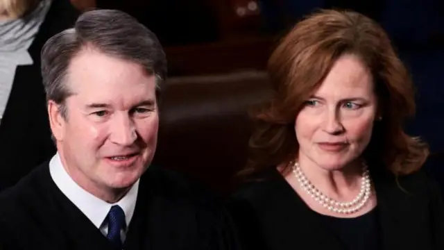 雷特·卡瓦諾與艾米·科尼·巴雷特。 