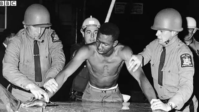 কৃষ্ণাঙ্গ আমেরিকানদের ওপর পুলিশের অত্যাচারের চিত্র। বিবিসির প্রতিবেদন থেকে।