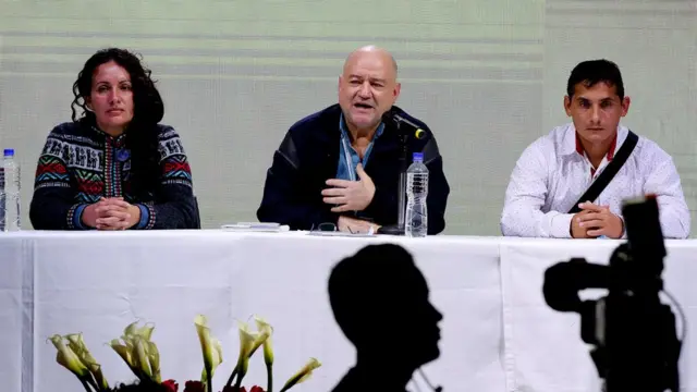 Los dirigentes de las FARC Liliana Suarez (I), Julián Gallo Cubillos alias "Carlos Antonio Lozada" (C) y Enrique Marulanda (D) comparecieron en rueda de prensa.