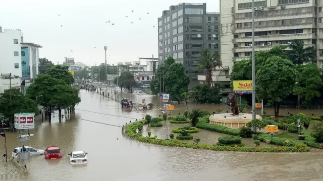 વડોદરાની સડકો પર પાણી