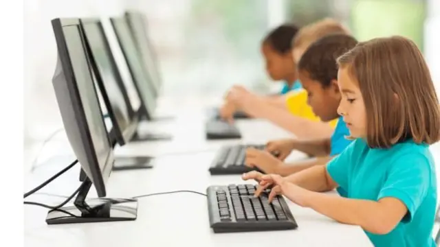 ক্লাসরুমে কম্পিউটারে লেখালেখি