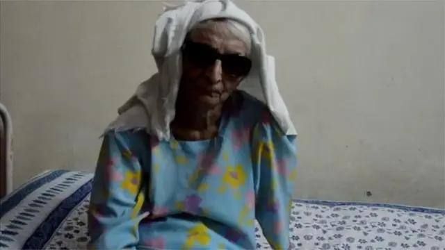 پشپا منجیال 78 سال کی ہیں اور آنکھوں کی روشنی جاتی رہی ہے