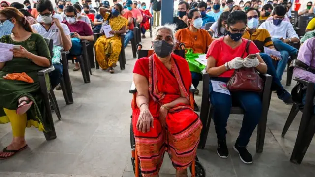 தடுப்பூசிக்கு காத்திருக்கும் கூட்டம்