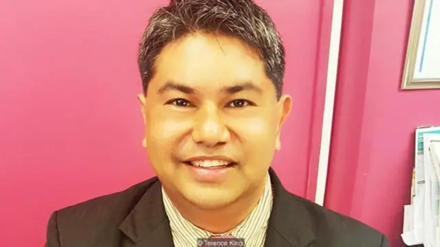 泰瑞司·金在新加坡找工作時因為長得不像中國人而未被錄用