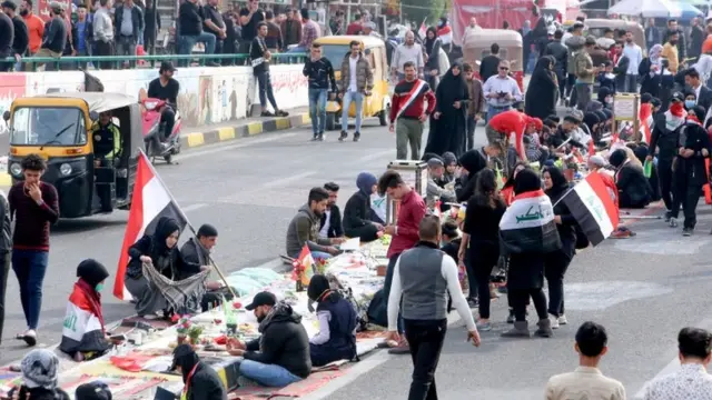 معترضان بغدادی در میدان آزادی (تحریر)