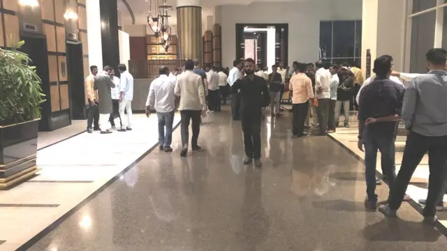 हॉटेलच्या लॉबीत सतत वर्दळ