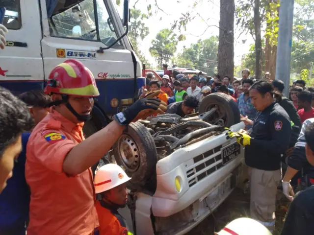 ကားကျော်တက်ပြီး ယာဉ်ကြောထဲ ပြန်ဝင်ချိန်မှာ ကားတိုက်မှု ဖြစ်ခဲ့
