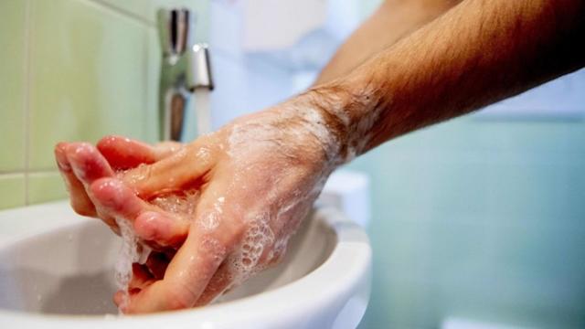 Coronavirus: los riesgos del gel antibacterial hecho en casa - BBC News  Mundo