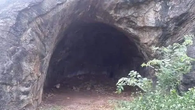 ஆதிகால மக்கள் வாழ்ந்த கற்குகைள்