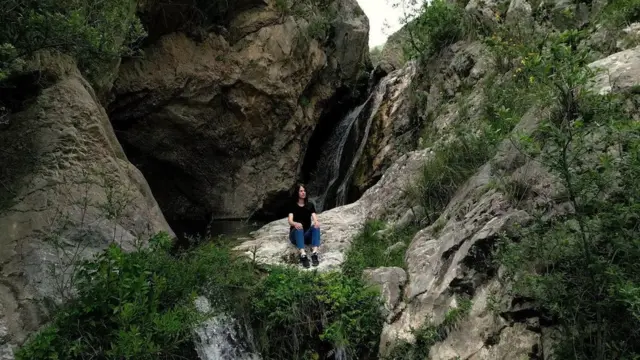 梅麗莎·霍根博姆坐在山谷岩石上冥想