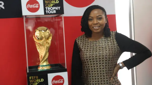 Fans wey come snap picture with di FIFA World cup trophy as e come BBC Lagos office