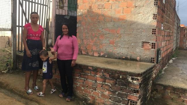 Maria com o neto Erik e Alessandra, presidentesites para trader esportivoassociaçãosites para trader esportivofamílias com microcefalia