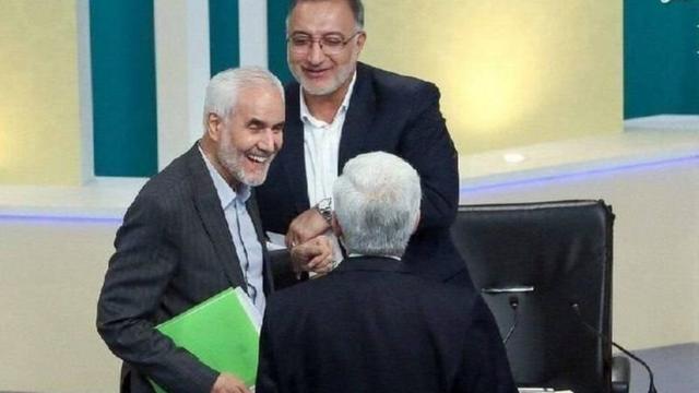 انسحب علي رضا زاكاني لصالح إبراهيم رئيسي، لكن محسن عليزاده (يحمل ملفاً أخضر) انسحب دون أن يؤيد أو يدعم أياً من المرشحين.