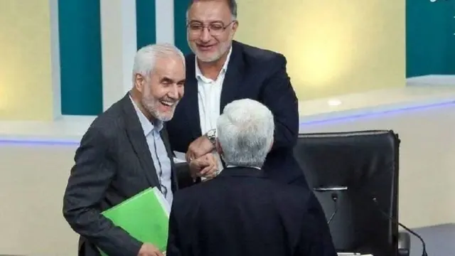 انسحب علي رضا زاكاني لصالح إبراهيم رئيسي، لكن محسن عليزاده (يحمل ملفاً أخضر) انسحب دون أن يؤيد أو يدعم أياً من المرشحين.