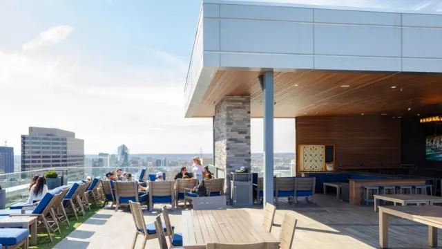 사무실에서 아파트로 전환된 많은 건물들은 프랭클린 타워처럼 전망 좋은 옥상 데크와 고급 편의 시설을 갖추고 있다