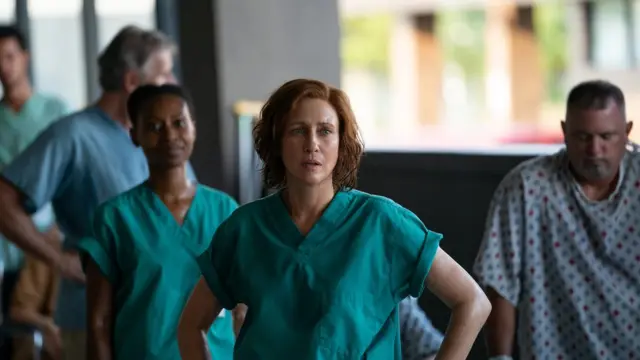 Vera Farmiga como la doctora Anna Pou.