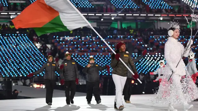 Кышкы оюндарга мадагаскарлык 16 жаштагы лыжа спортунун чебери Мьялитьяна Клерк (тууну кармапа бара жатат) катышууда. Клерк - Мадагаскар тарыхында кышкы Олимпиадага катышып жаткан экинчи спортчу.