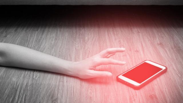 Imagem mostra braço se aproximando de celular