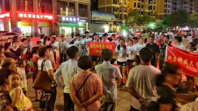 Nhiều sinh viên đại học tham gia một nhóm ủng hộ bảo vệ quyền của người lao động.