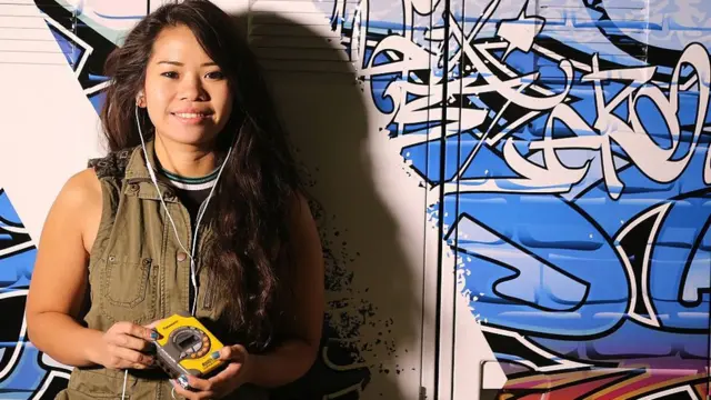 Una joven escuchando Walkman