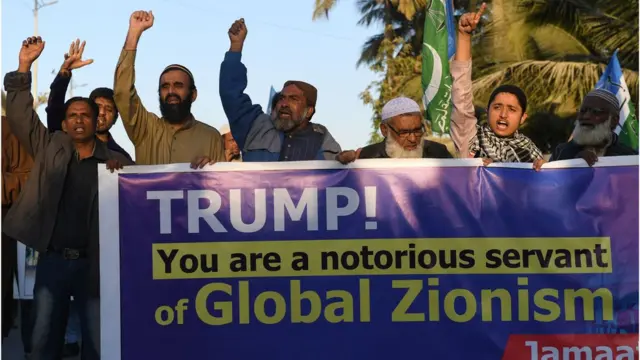 Activists of Jamaat-e-Islami dey shout slogans as dem protest inside Karachi on December 7, 2017