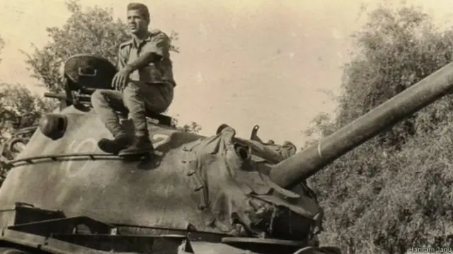पाकिस्तान टैंक पर बैठे कर्नल जानू
