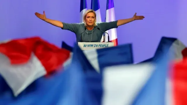 جبهه ملی زمانی به نام لوپن شناخته می شد. اما این روزها نامزد این حزب از نام کوچکش - مارین- استفاده می کند