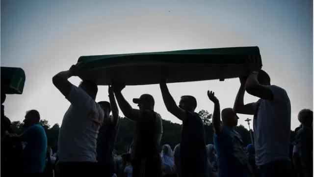 Људи носе табут, Поточари, 2018.