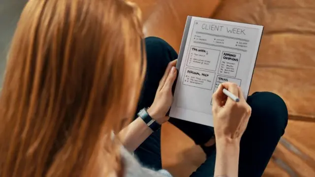 它看上去像平板電腦，但感覺是在紙上寫字一樣。