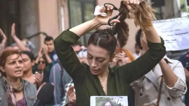 ईरान में महसा अमीनी की मौत के बाद बढ़ते प्रदर्शन की एक तस्वीर