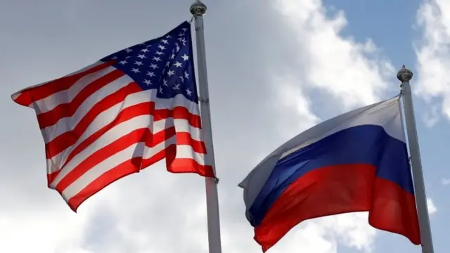 Флаги России и США