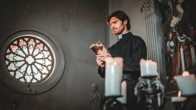 Umupadiri asoma ijambo ry'Imana