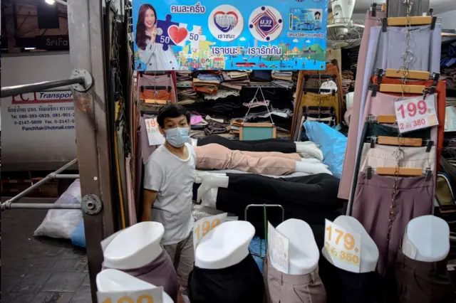 ห้างสรรพสินค้า และร้านอาหารต่าง ๆ ต้องเปิดบริการจำหน่ายเฉพาะสินค้าที่จำเป็นต่อการดำรงชีพ โดยจะให้บริการปิดเวลา 20.00 น.