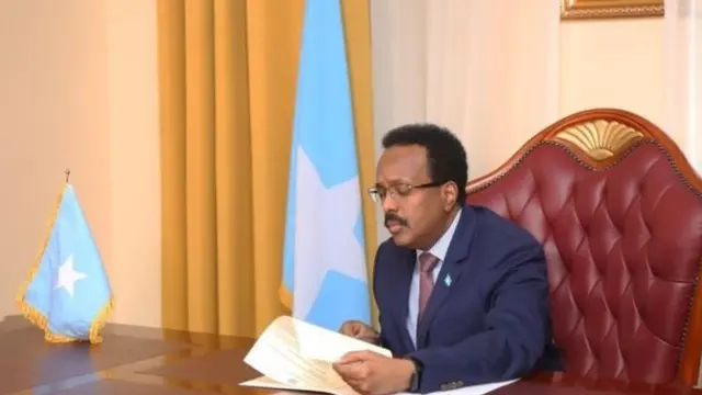 Dowladda hadda jirto iyo baarlamaankaaba waxaa u harsan muddo sannad ah.