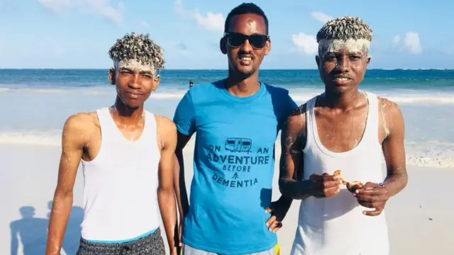 Labo dhalinyaro ah oo tinta ku qooshtay carrada si cajiib ah