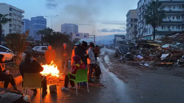 삶을 확인할 수 있는 유일한 광경은 모닥불 주위에서 몸을 데우는 이들뿐이다.