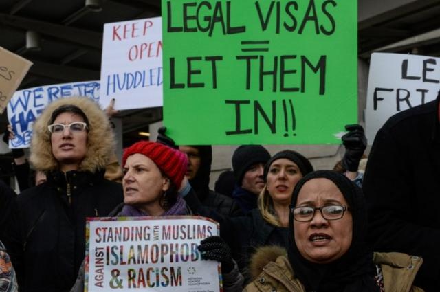 査証などがあるイスラム教徒の入国制限に抗議する人たち（28日、ケネディ空港で）