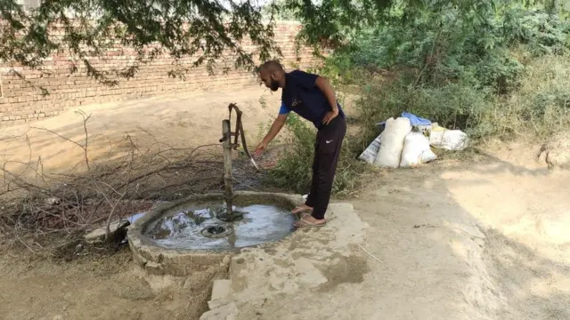 ਪਿੰਡ ਦੇ ਬਾਹਰ ਲੱਗੇ ਨਲਕੇ ਦਾ ਪਾਣੀ ਵਰਤਦੇ ਹੇਮੰਤ