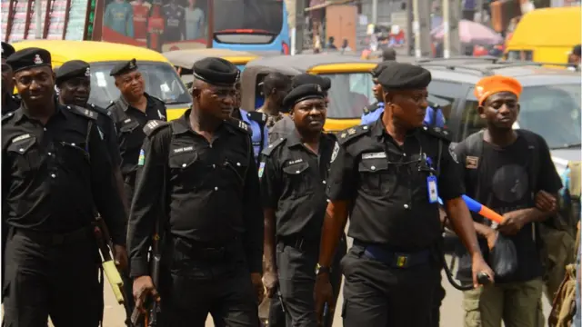 awọn ọlọpaa n rin lọ lẹnu iṣẹ