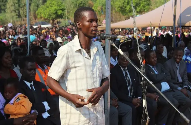 Hombre que dice haber sido víctima de un vampiro, en el distrito de Phalombe.