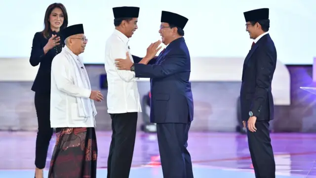 Pasangan capres-cawapres nomor urut 01 Joko Widodo (ketiga kiri) dan Ma'ruf Amin (kiri) bersalaman dengan pasangan nomor urut 02 Prabowo Subianto (kedua kanan) dan Sandiaga Uno (kanan) usai Debat Pertama Capres & Cawapres 2019, di Hotel Bidakara, Jakarta, Kamis (17/1/2019).