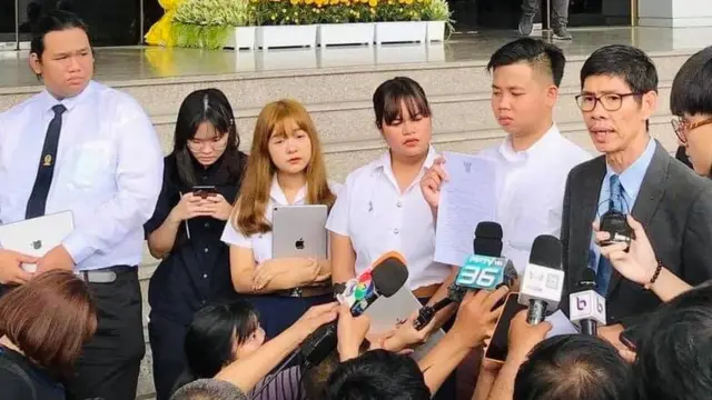 ทนายความให้สัมภาษณ์สื่อมวลชนหน้าศาลแพ่ง